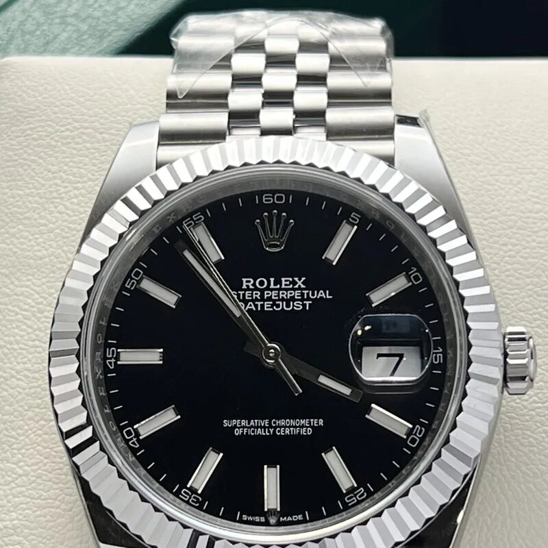 Datejust watch image B showing dial and date magnification