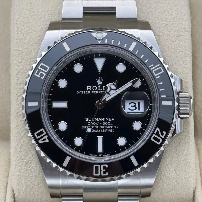 Submariner watch image B showing bezel and dial