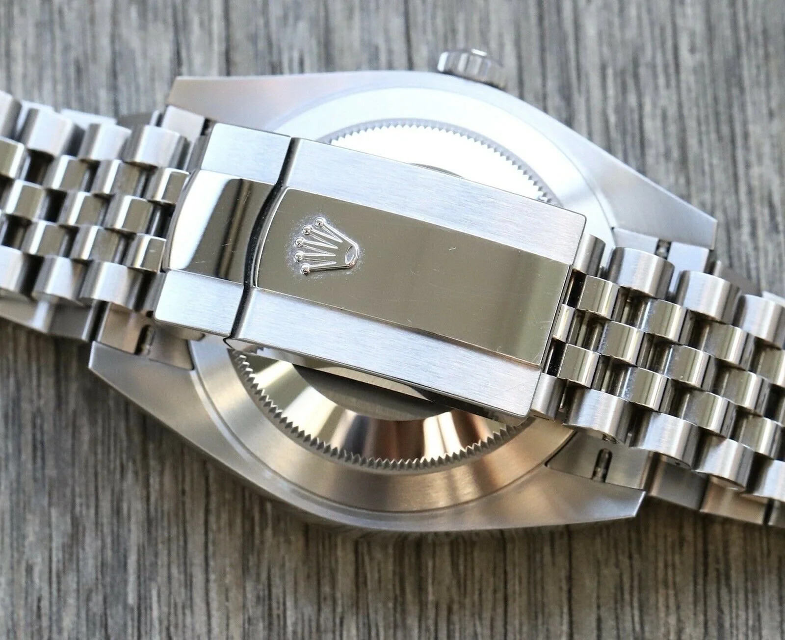 Datejust 126334 replica silver dial — bezel macro