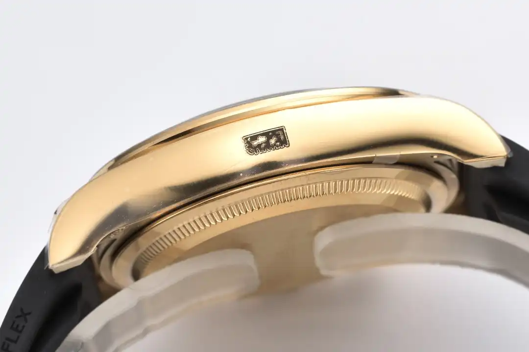 Daytona 126518LN super clone replica golden dial — caseback detail