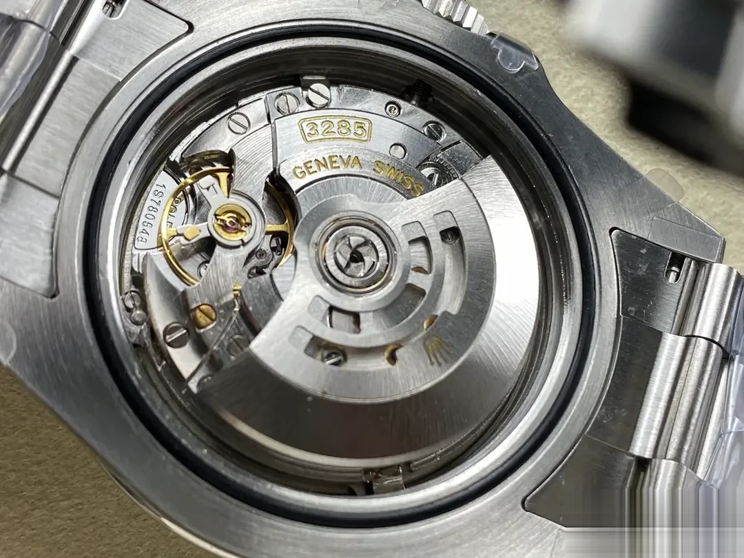 Explorer 226570 japanese automatic replica 42mm — crown and case detail
