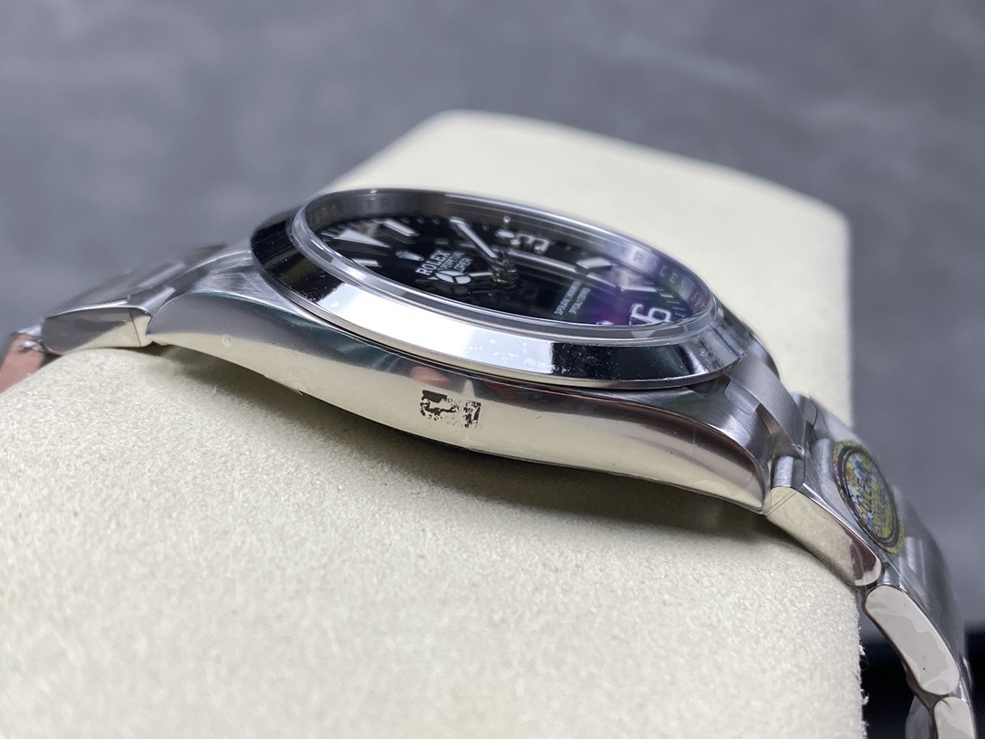 Rolex Explorer 124270 replica black dial — bezel macro