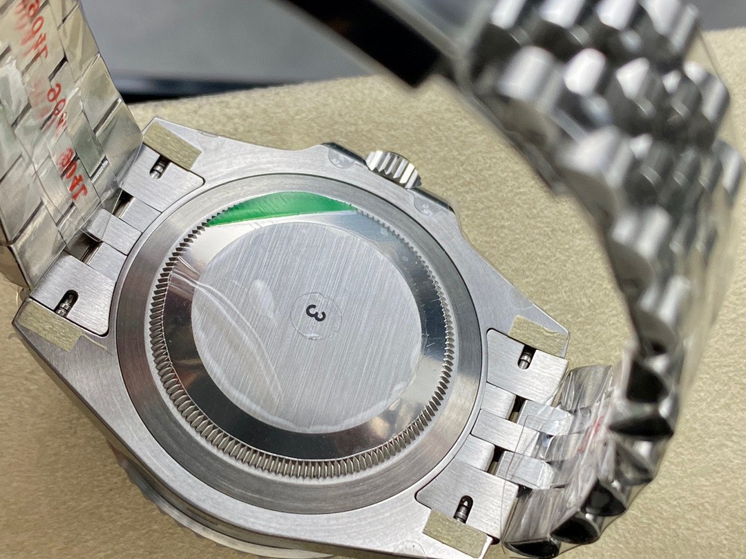 GMT-Master 126710GRNR 1:1 replica — bracelet detail
