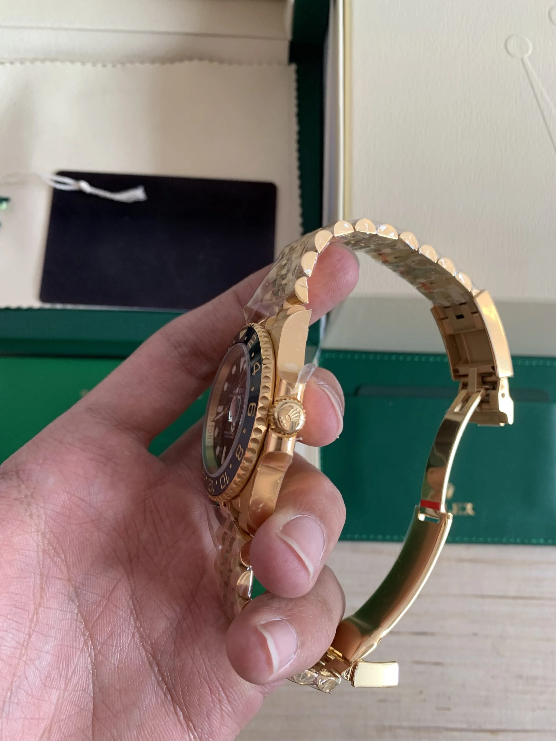 GMT-Master 126718GRNR 1:1 replica — bracelet detail