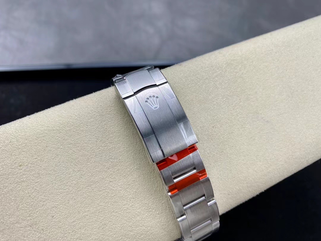 Rolex Oyster Perpetual 124300 super clone replica — lume shot