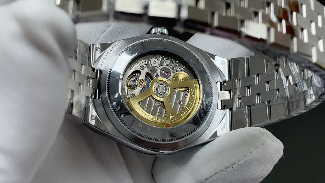 Land-Dweller 127334 replica 40mm — crown and case detail