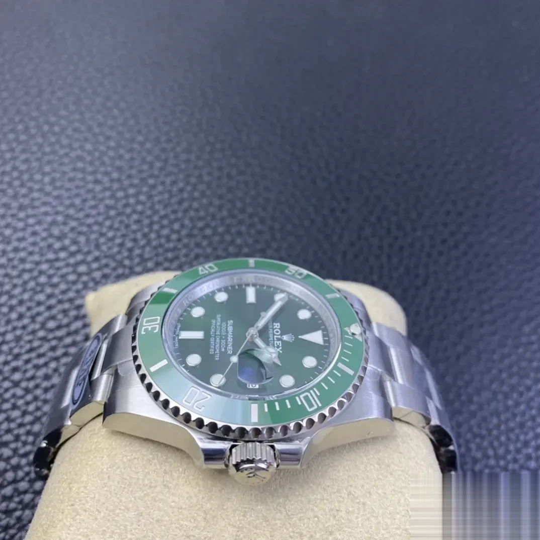 Rolex Submariner 116610LV replica — bracelet detail