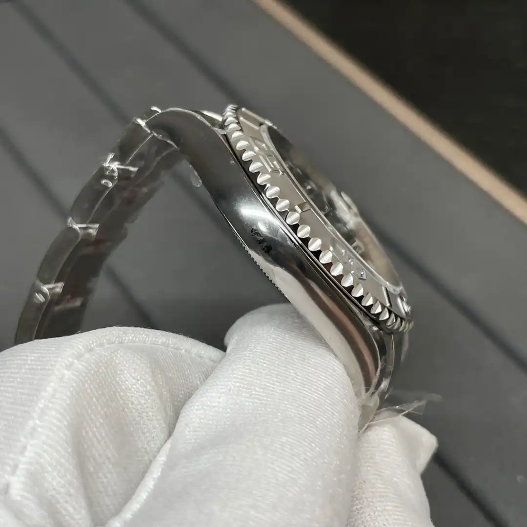 Yacht-Master 126622 copy 40mm — crown and case detail