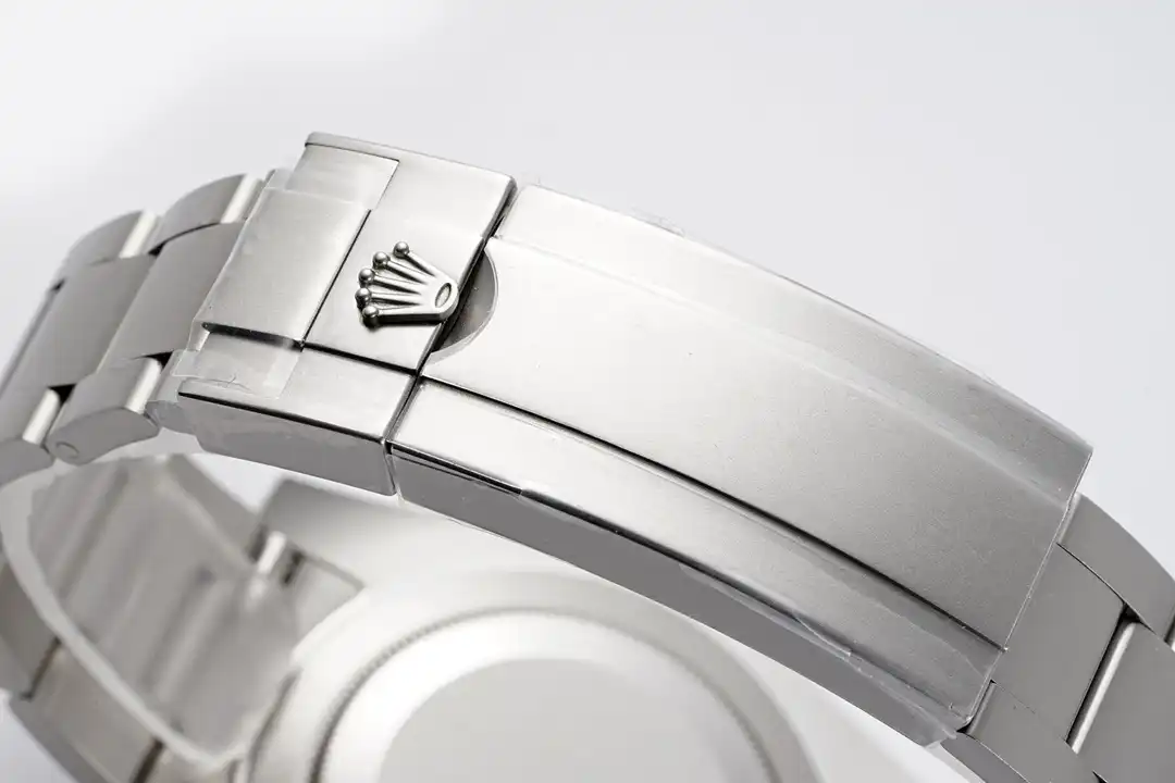 Folding Oyster clasp closed, applied coronet on the flip lock, brushed and polished links either side
