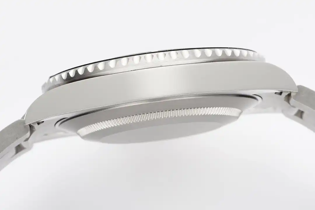 Side profile at nine, coin-edge bezel rim above brushed midcase and polished caseback edge