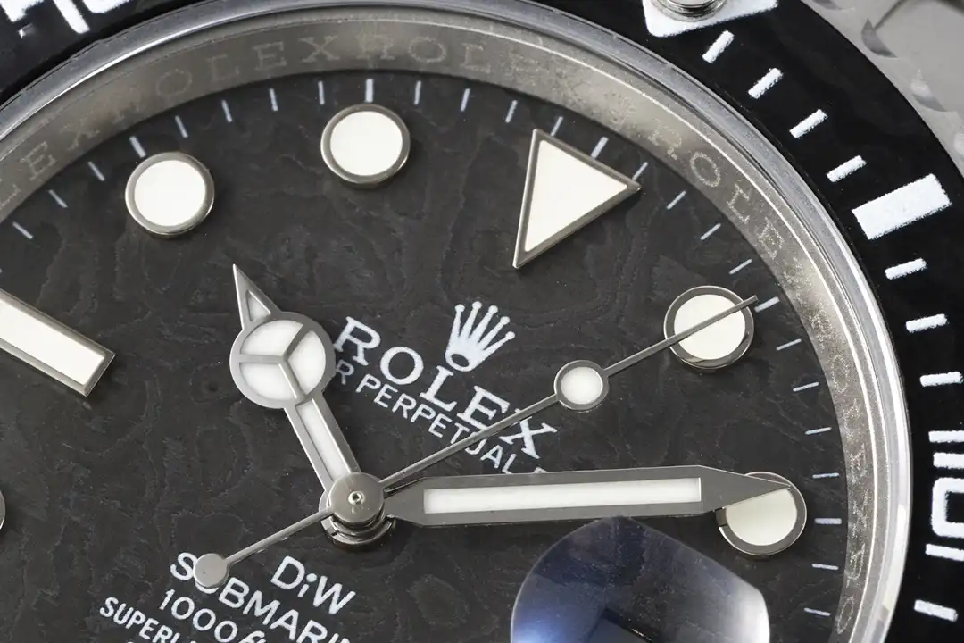 Macro at twelve, applied triangle and Mercedes hand, Rolex coronet printed above, lettered rehaut ring