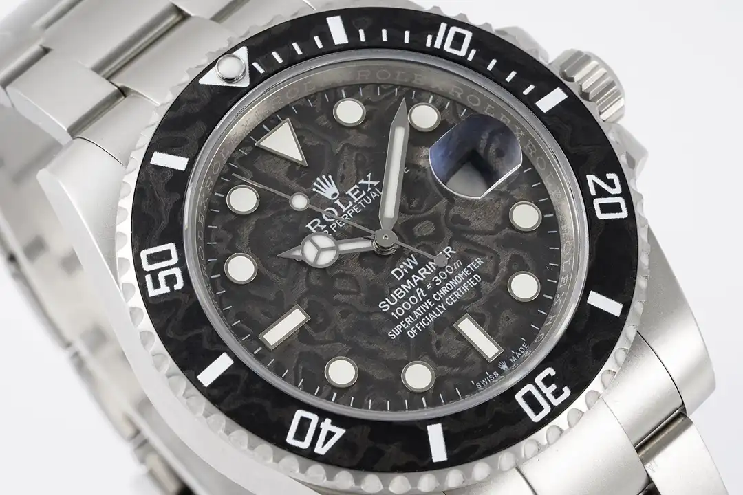 Three-quarter angle on the head, full bezel scale, cyclops over the date, crown at right