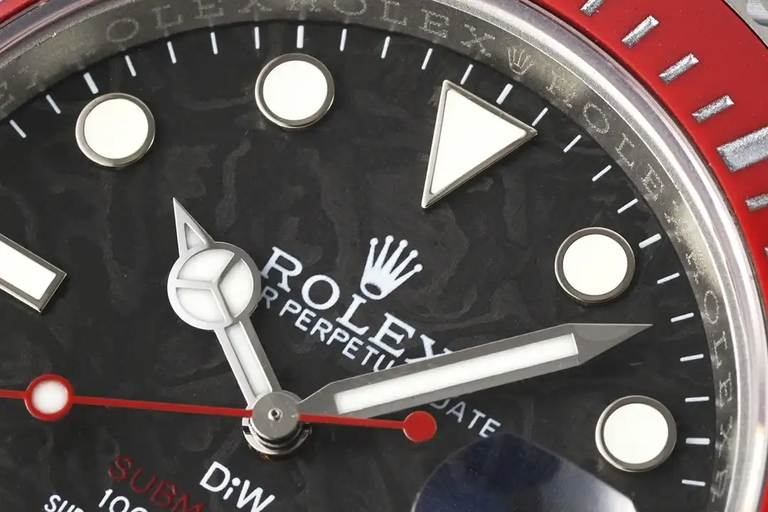 Dial close-up, round lume plots and triangle at 12, Mercedes hand and red sweep