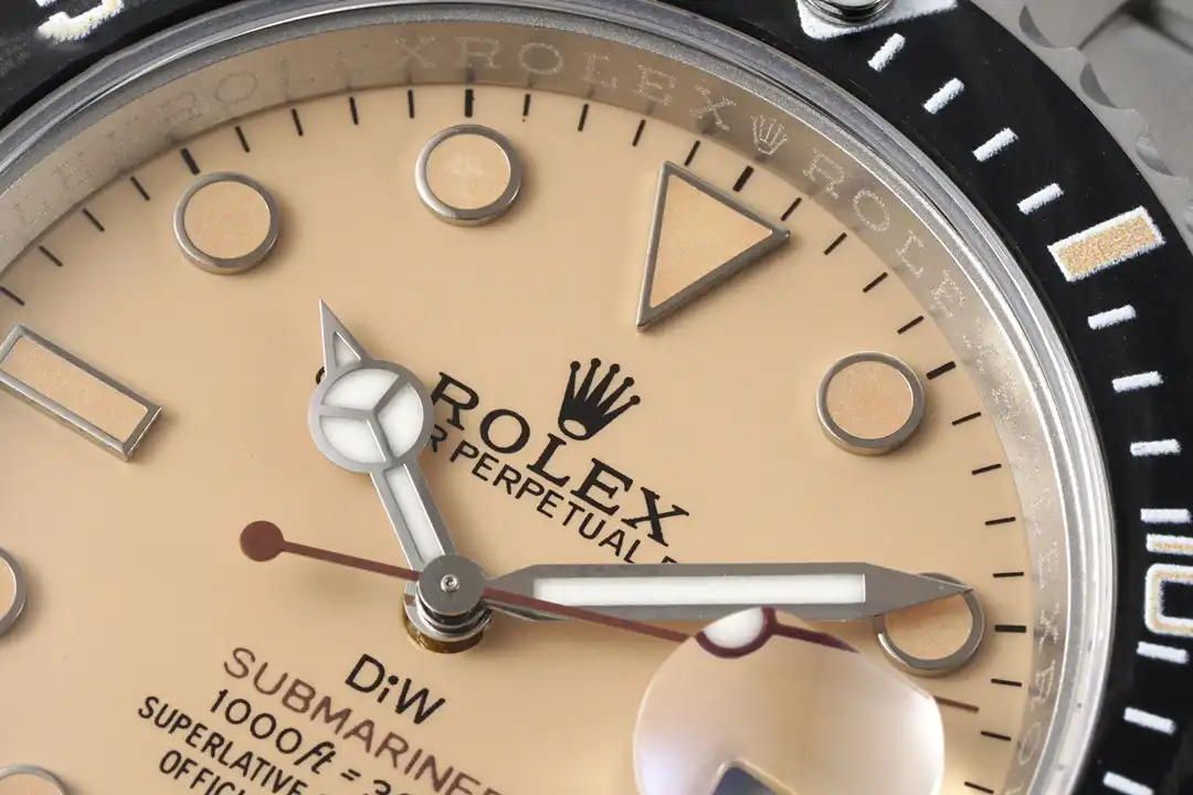 Macro at twelve, triangle marker, Mercedes hand and red seconds hand, lettered rehaut behind
