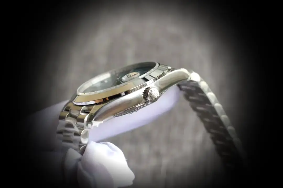 Day-Date 41985 Swiss replica — bracelet detail