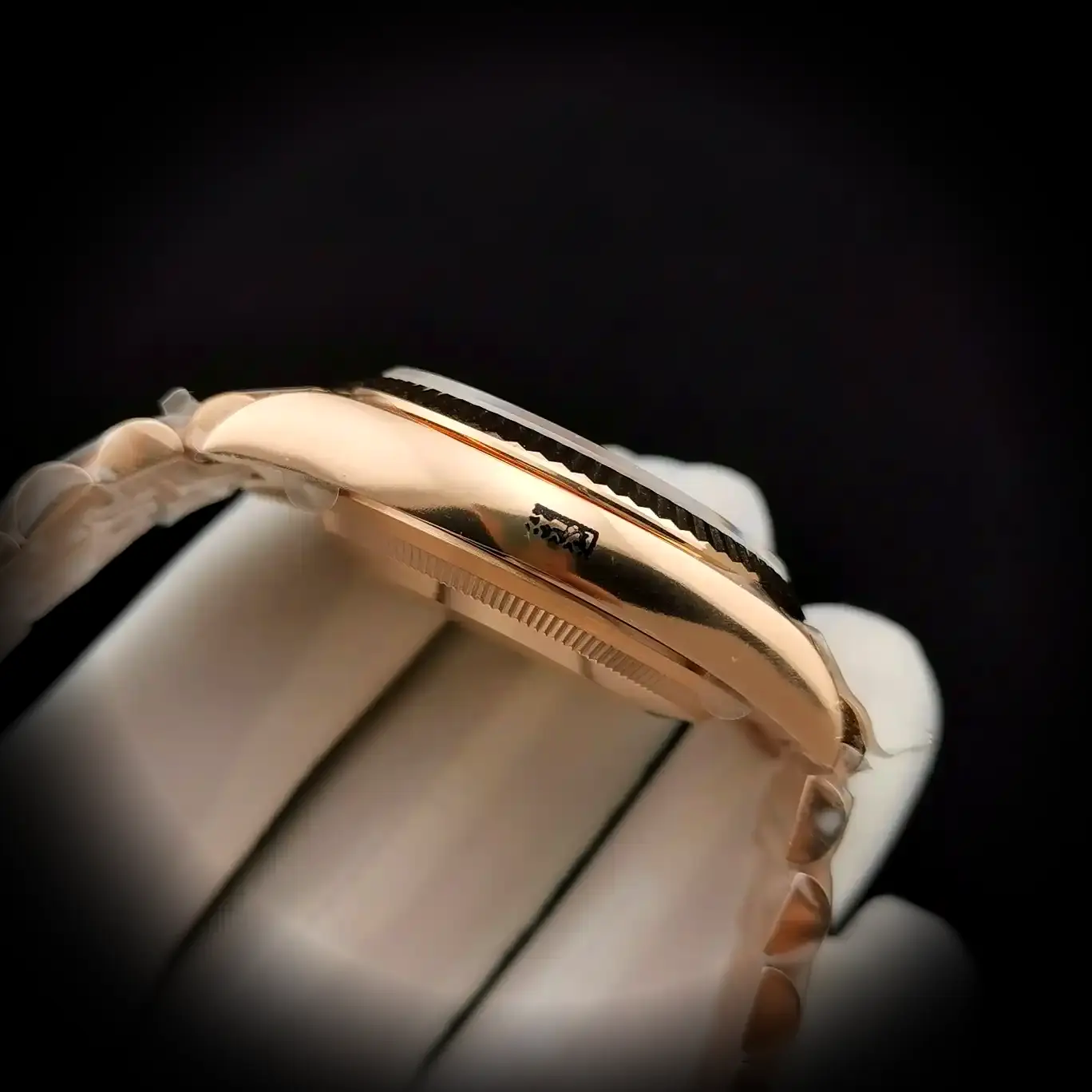 Day-Date 41985 Swiss replica white dial — bezel macro