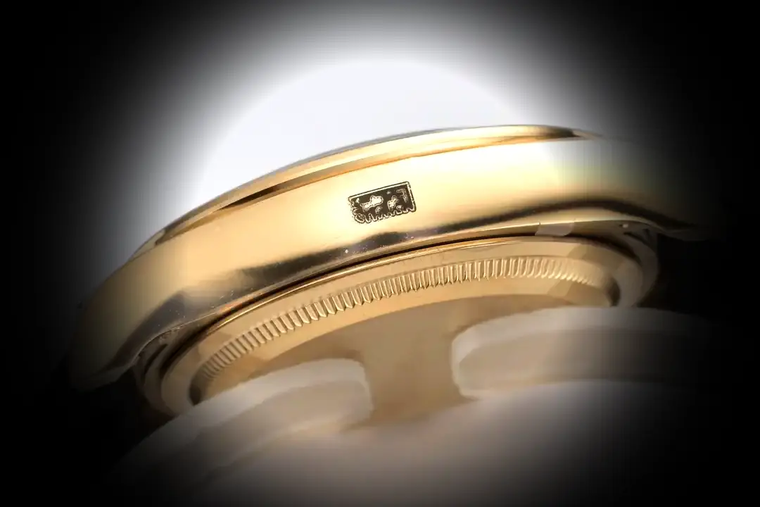Daytona 126518LN Swiss replica golden dial — caseback detail