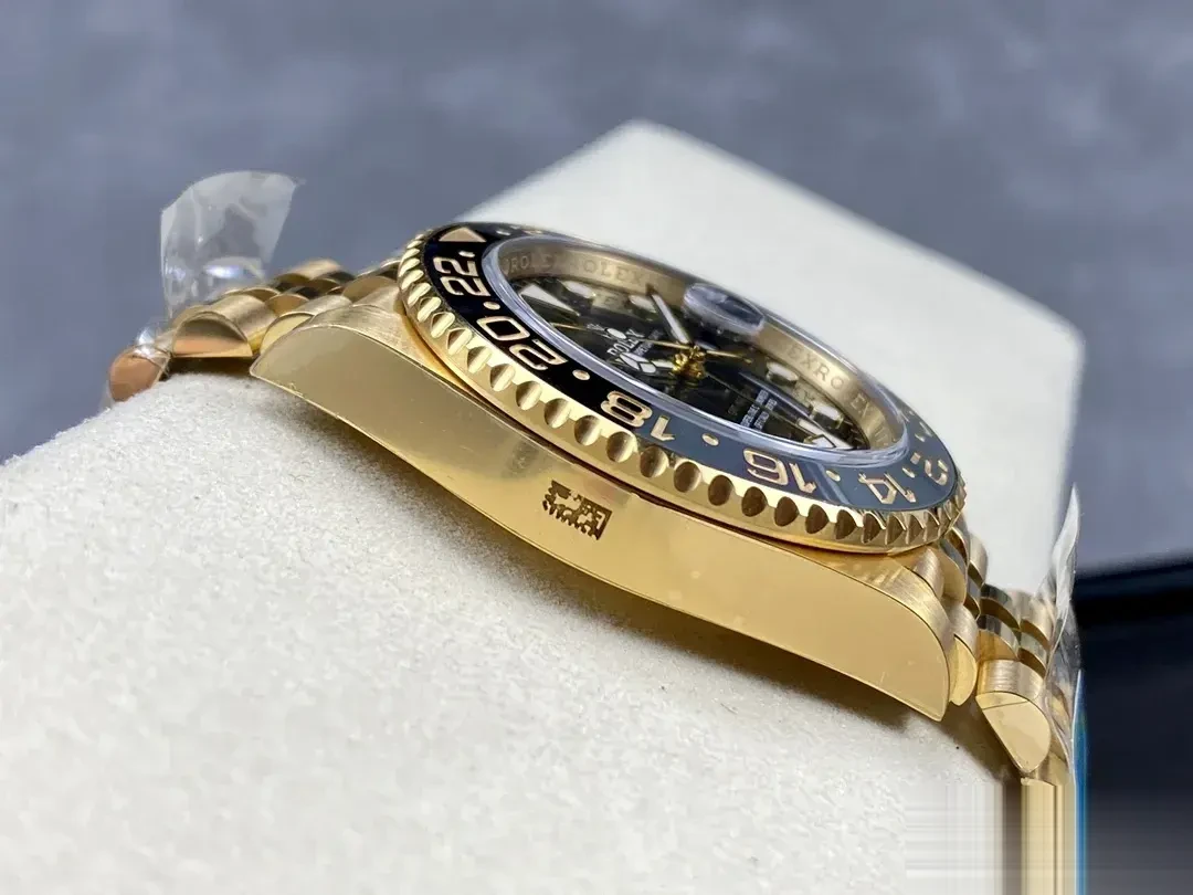 GMT-Master 126718GRNR super clone green dial — bracelet detail