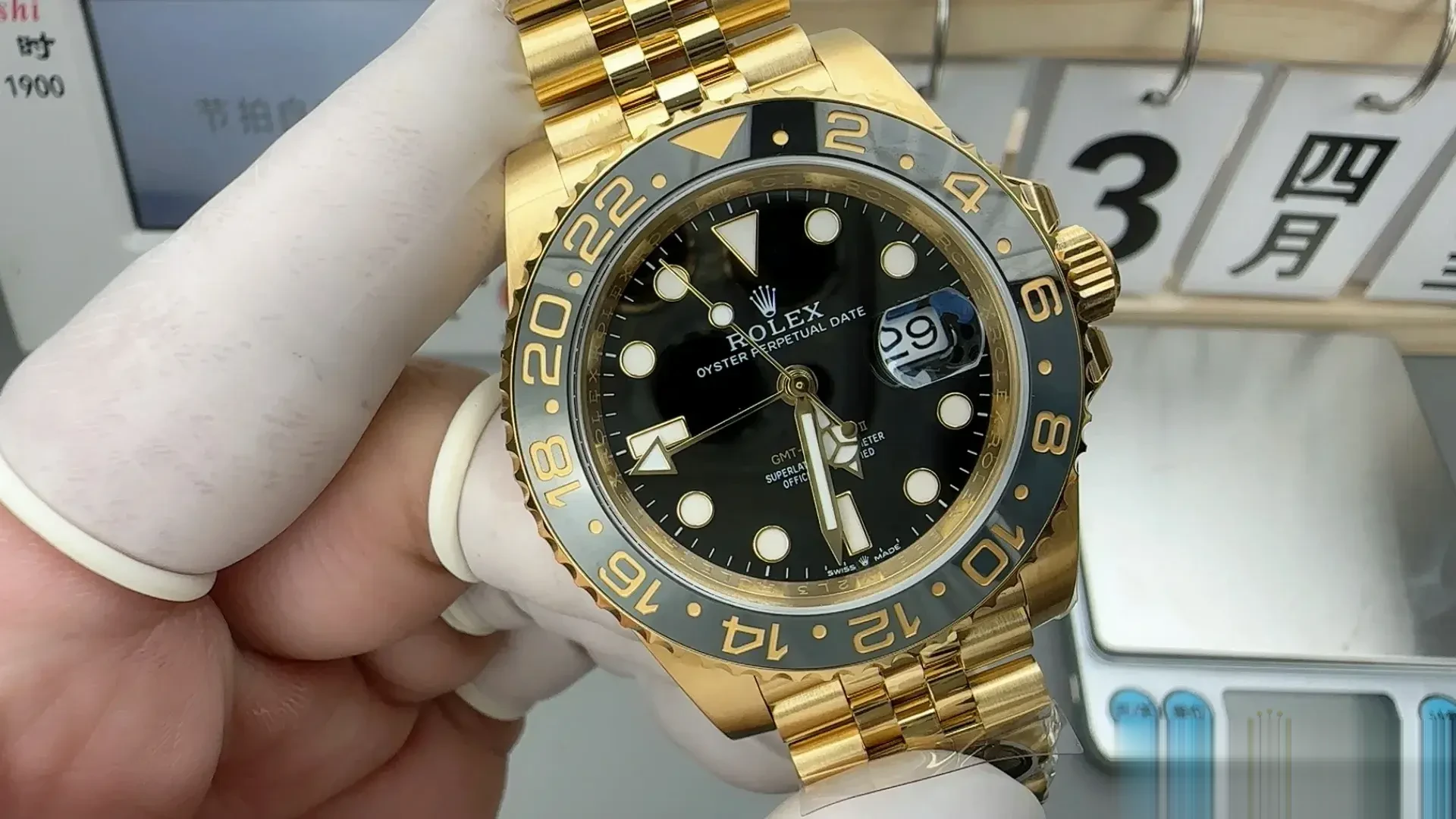 Rolex GMT-Master 126718GRNR superclone green dial — bezel macro