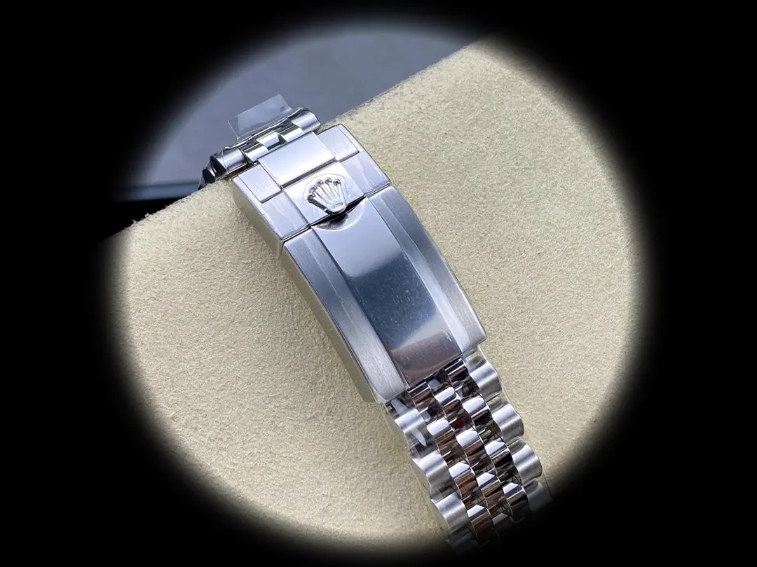 Rolex GMT-Master 126710GRNR 1:1 super clone black dial — bezel macro