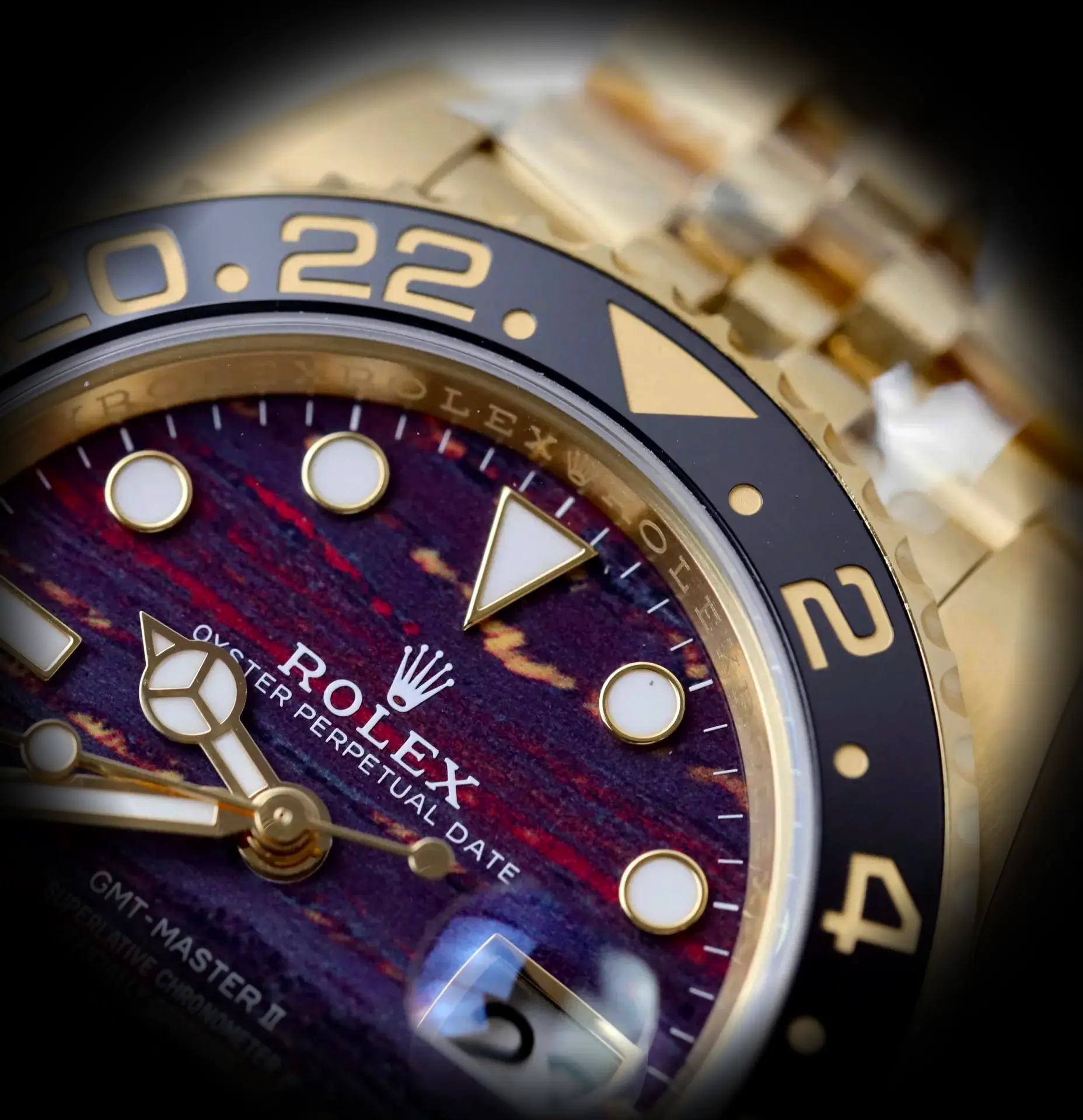 GMT-Master 126718GRNR Swiss clone tiger iron dial — bezel macro