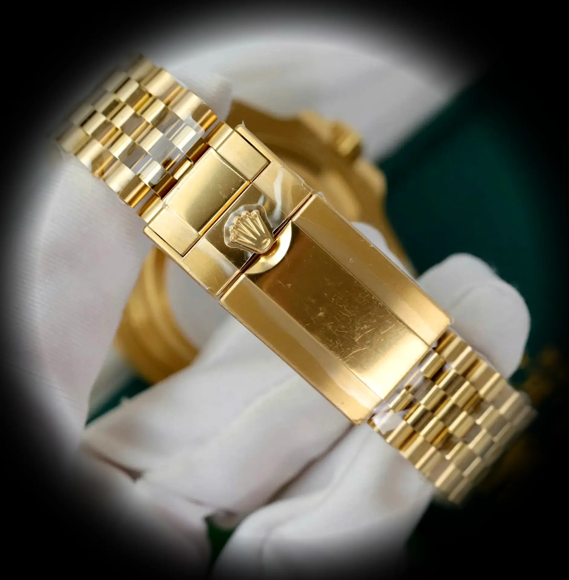 GMT-Master 126718GRNR Swiss replica — lume shot