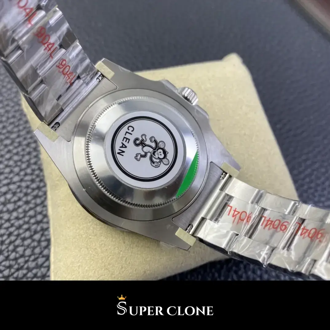 Caseback closed in Oystersteel, fine flutes worked around its outer rim