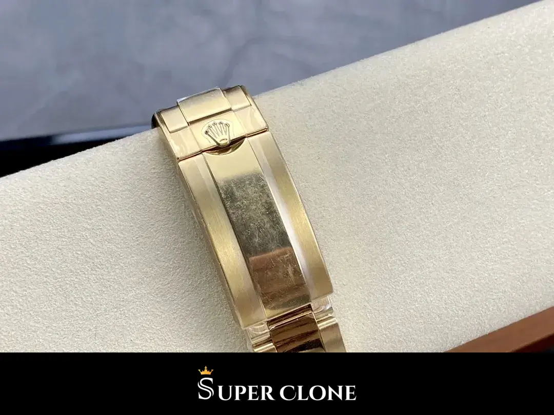 Oysterlock clasp cover closed, coronet stamped into the polished folding blade