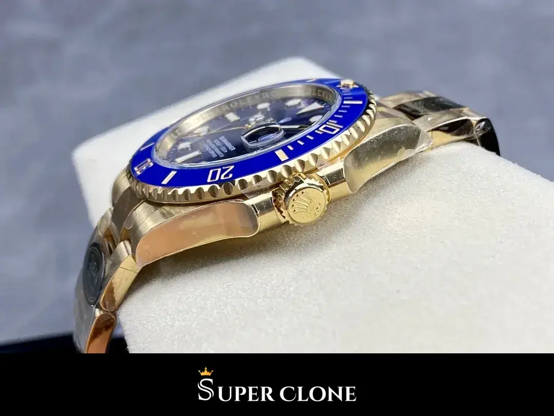 Crown at three between its guards, case side polished, bracelet under factory film