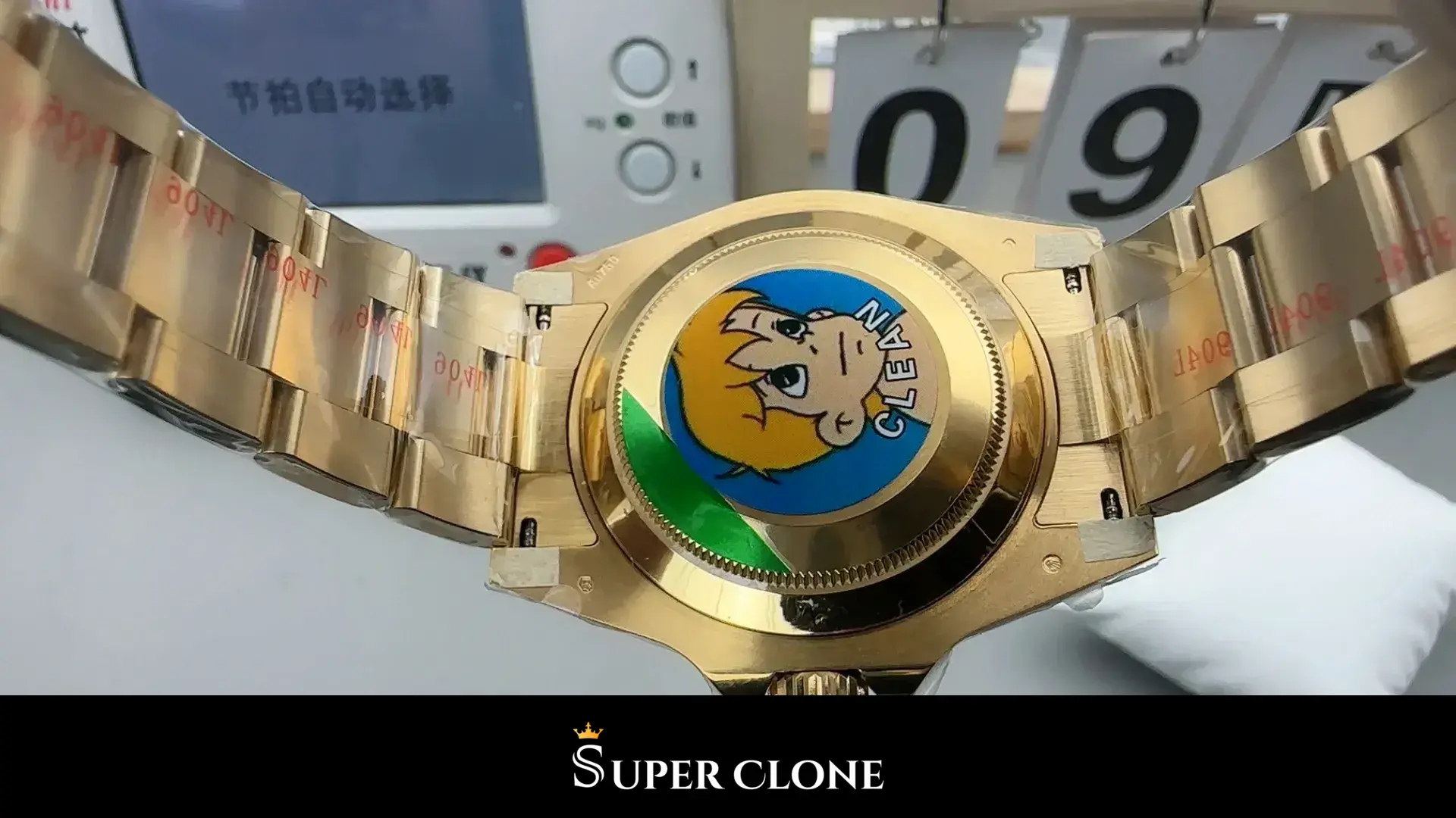Caseback plain and solid, bracelet folded back underneath it