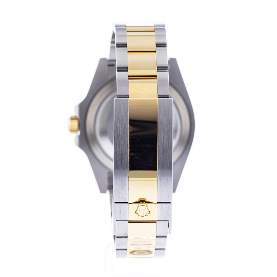 Straight side profile, polished centre panel running the length of the closed clasp