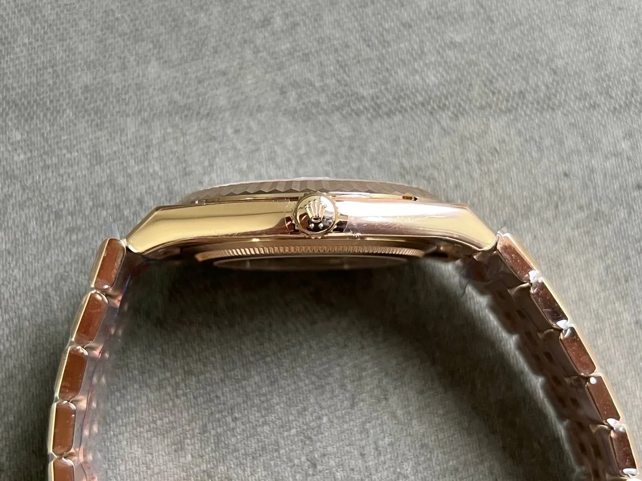 Land-Dweller 127335 replica intense white dial — bezel macro