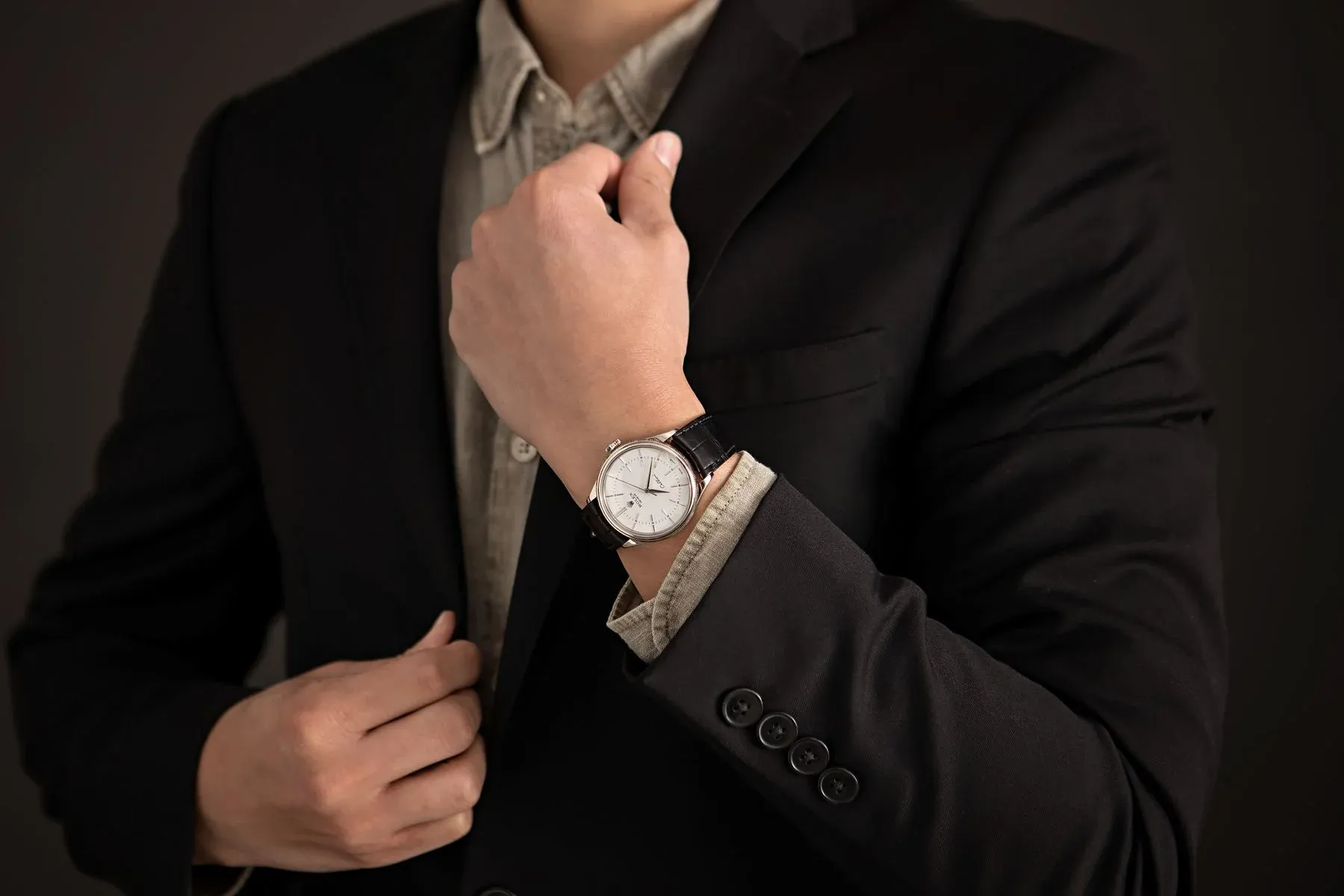 Super Clone Rolex Cellini on the wrist combined with a black formal suit